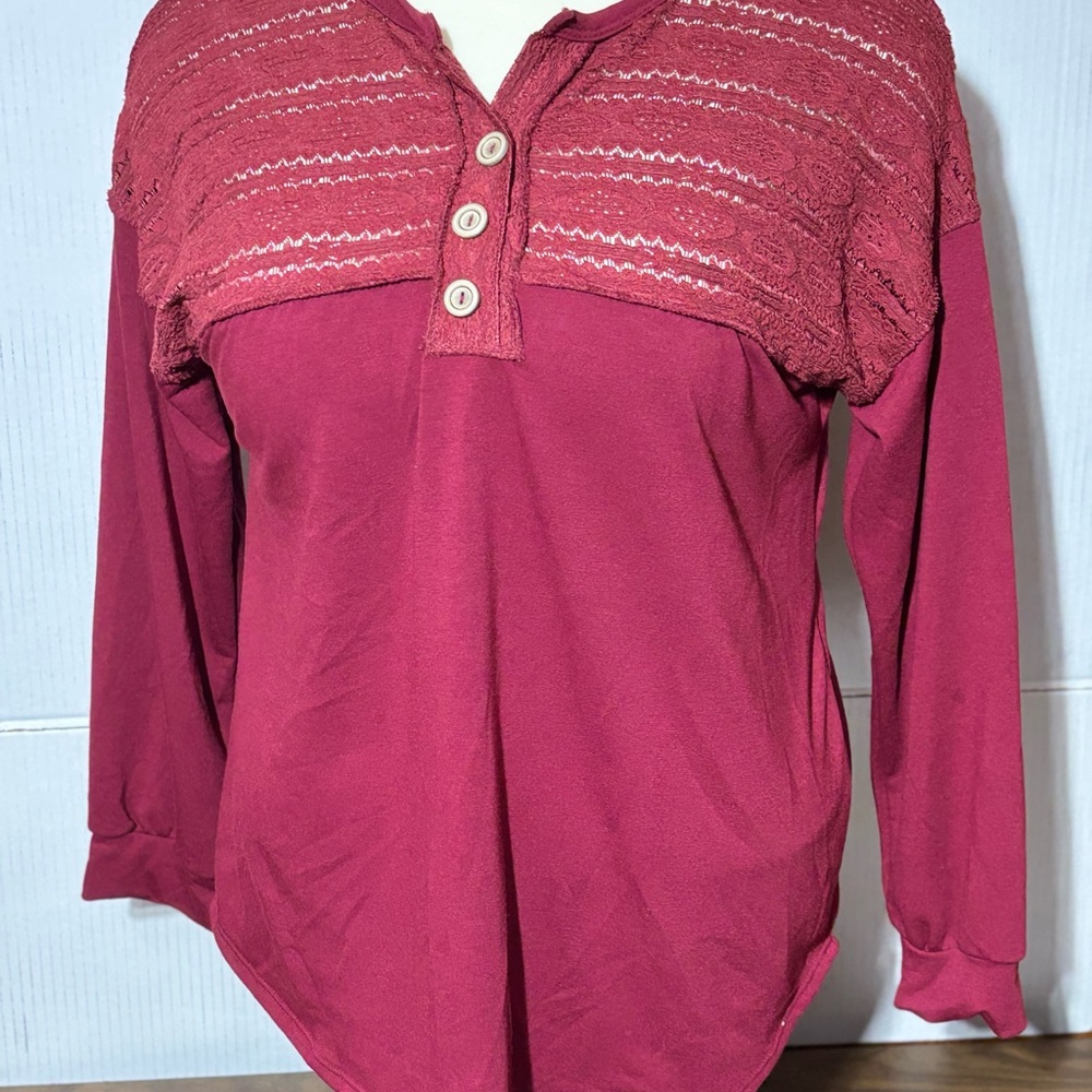 7th Ray 2X Women's Red Button-Up Top - Picture 2 of 8